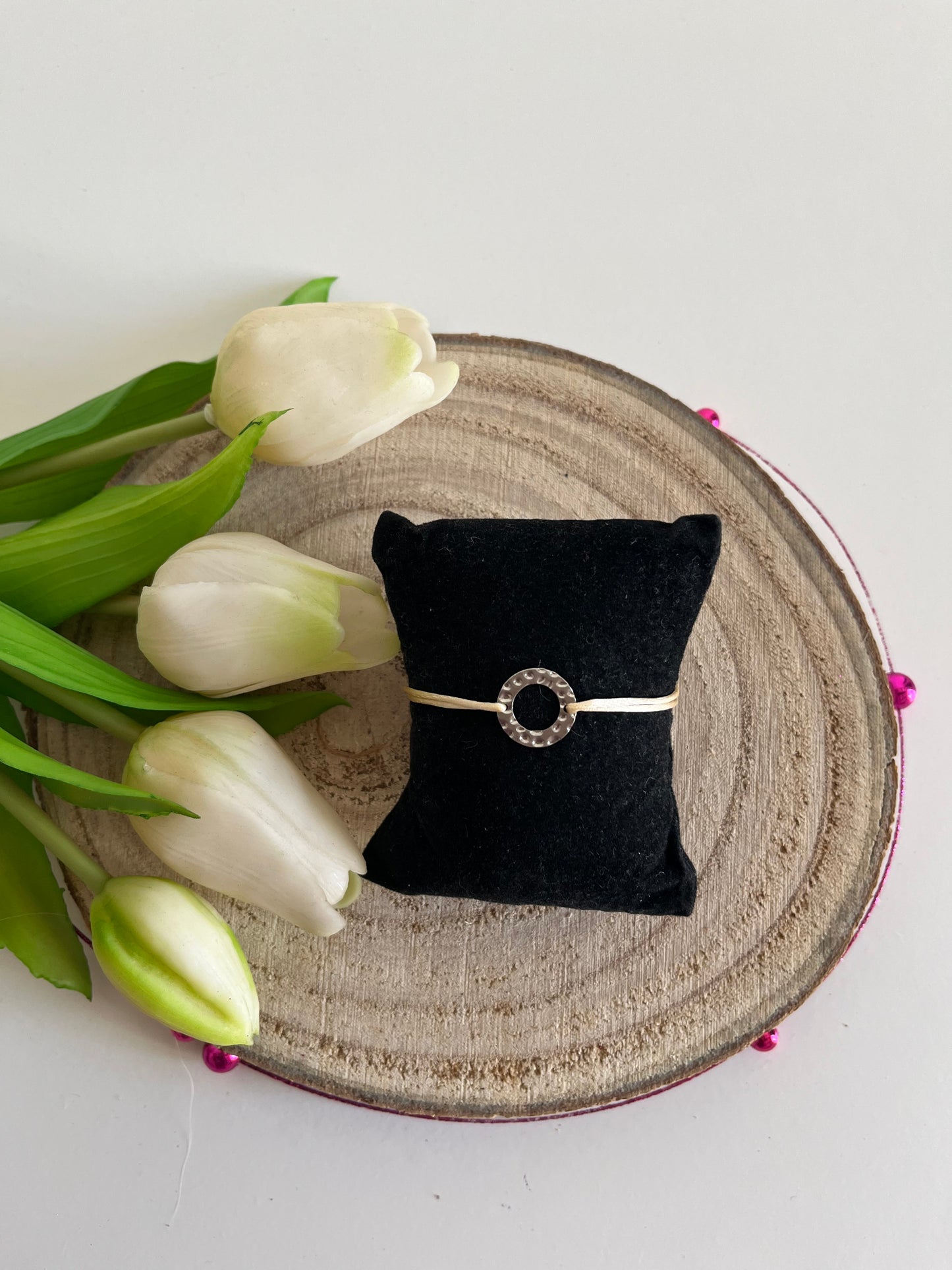 Bracelet conçue avec un cordon nœud coulissant