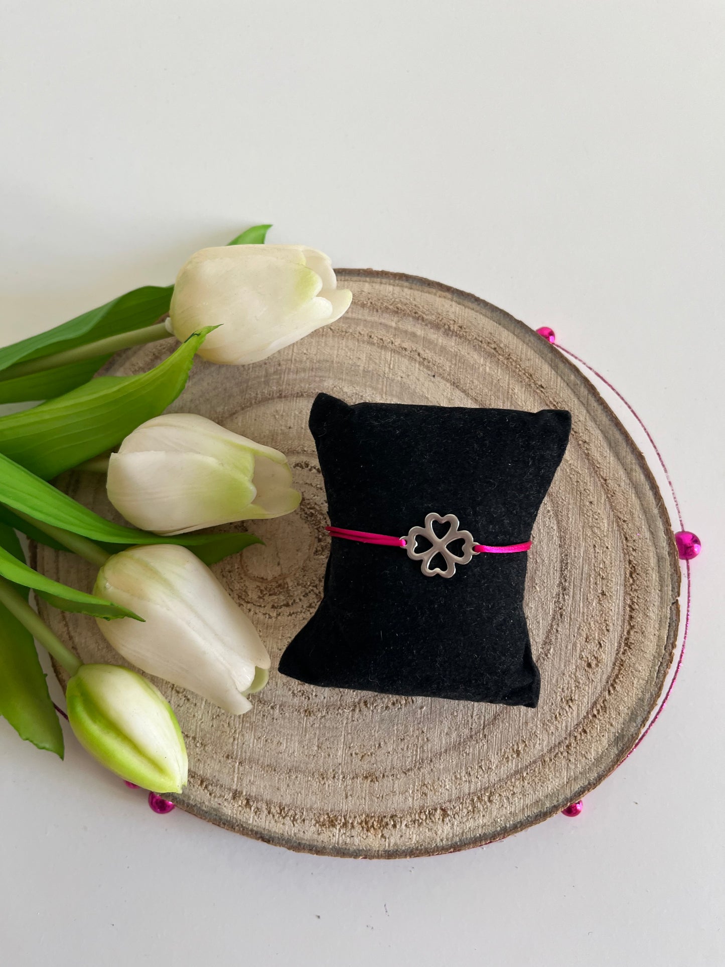 Bracelet cordon avec trèfle à quatre feuilles
