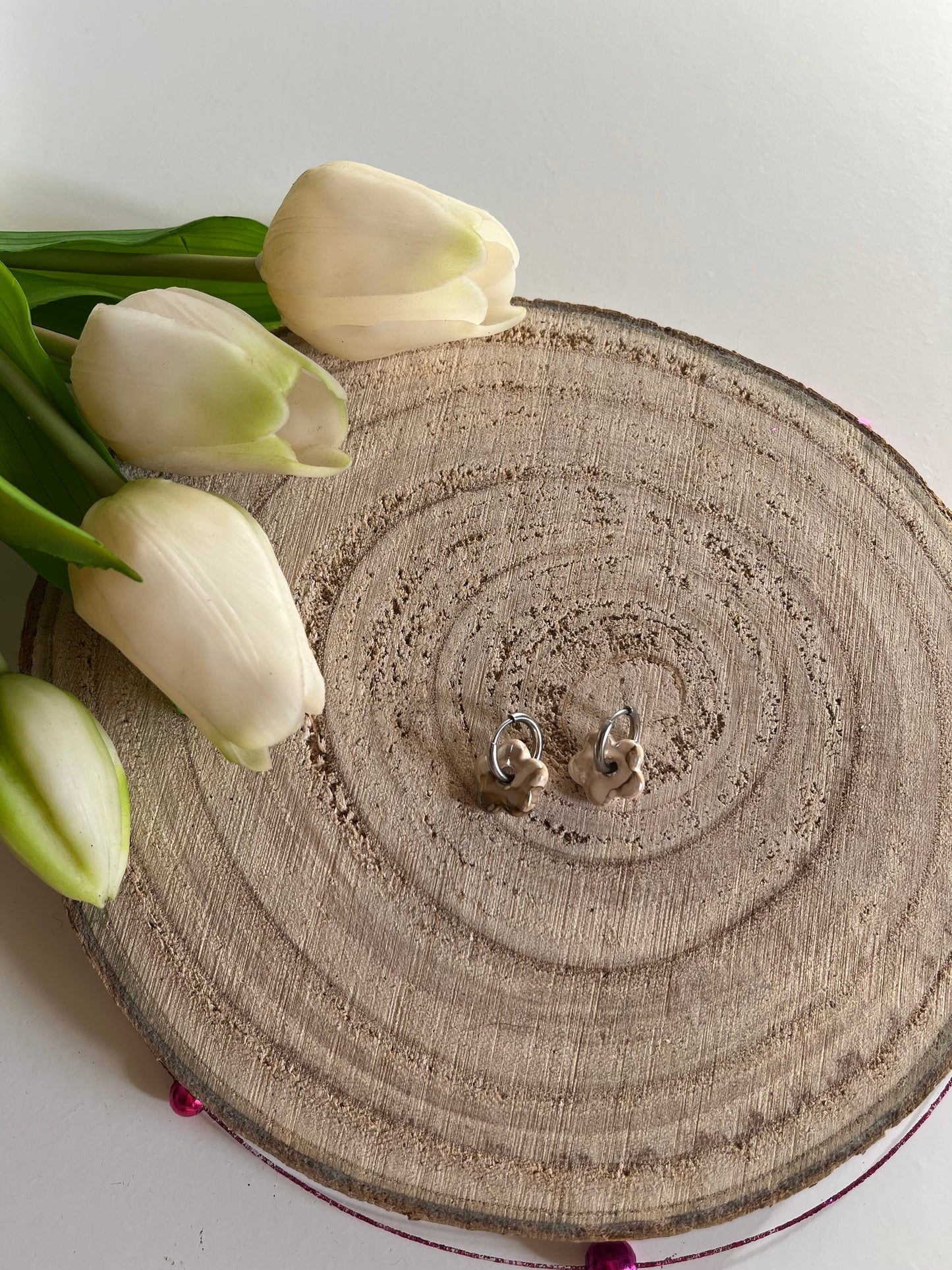 ornée d'un pendentif fleur