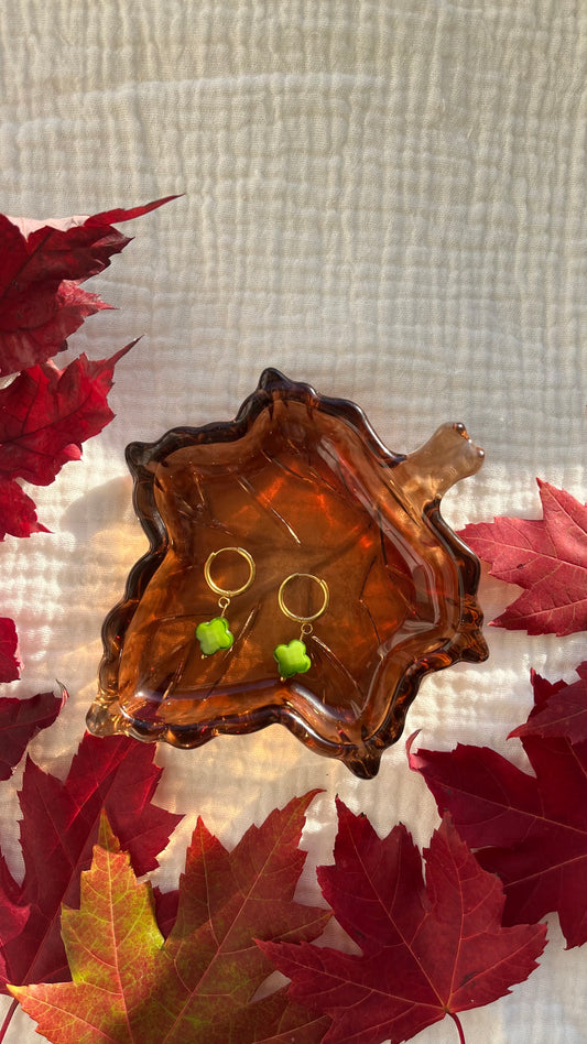 Boucle d’oreille trèfle perlée