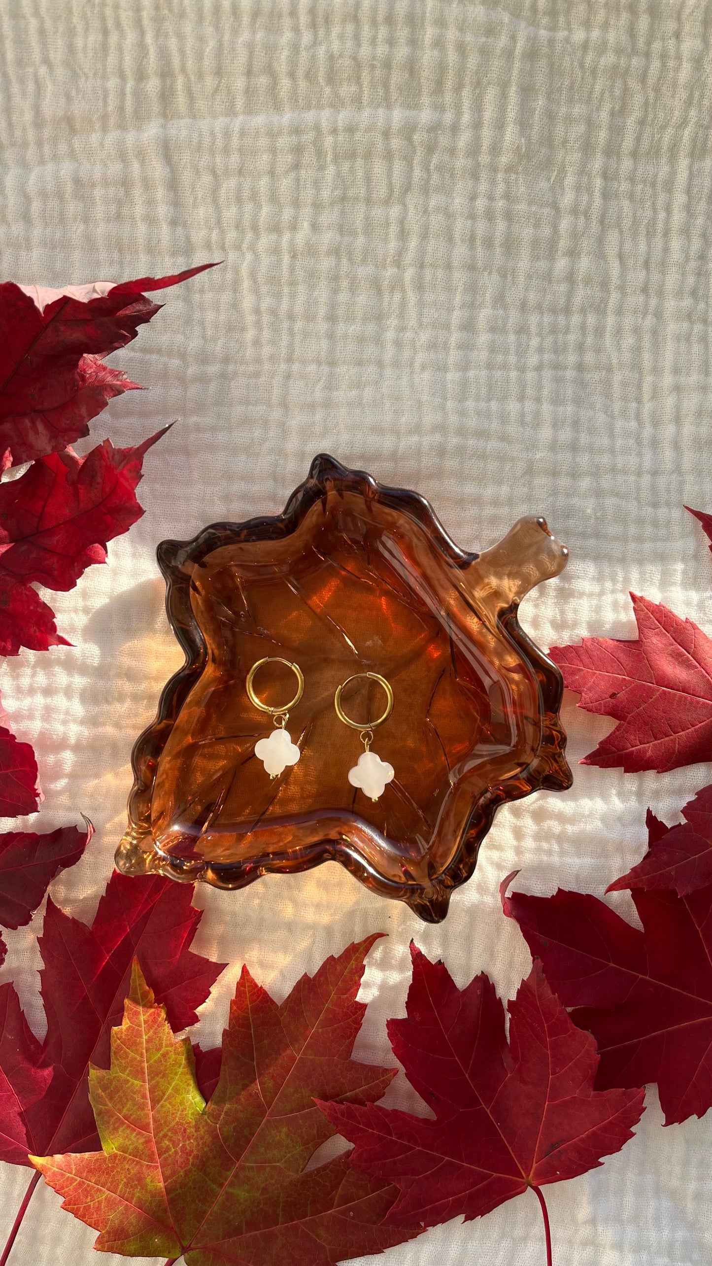 Boucle d’oreille trèfle perlée